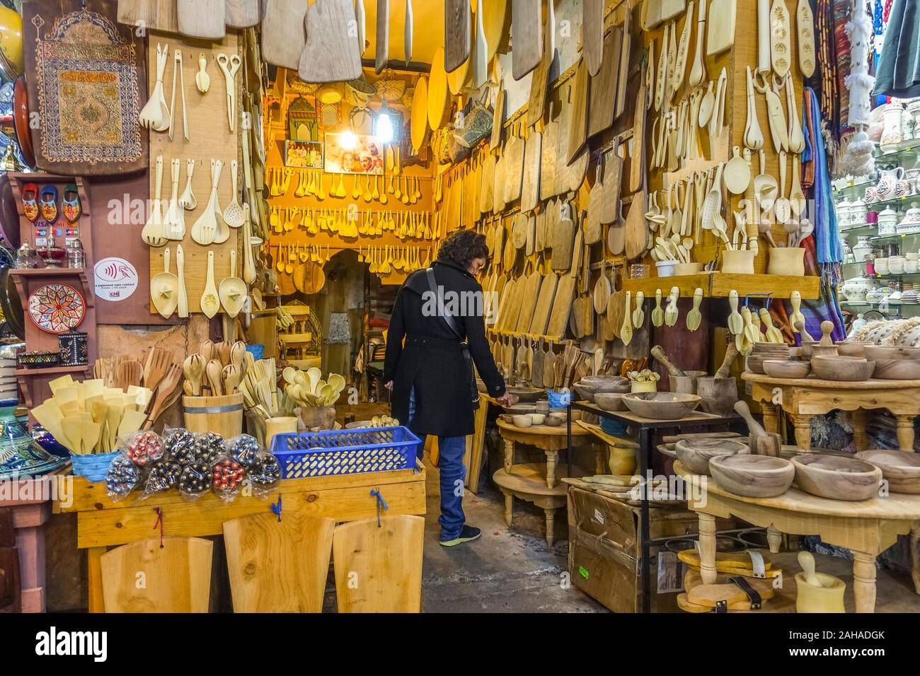 Souk di Marrakech, oggetti in legno, in stallo il Souk, Medina, Marrakech, Marocco. Foto Stock