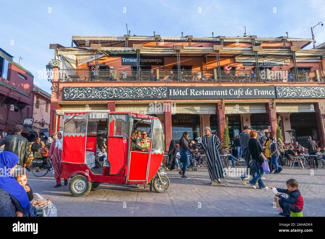 Cafe de France, ristorante dell'hotel, in Piazza Jemaa el-Fnaa, Marrakech, Marocco. Foto Stock