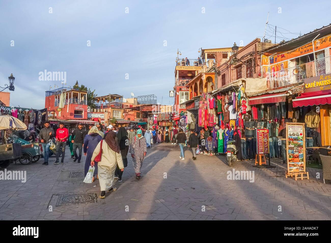 Ingresso al souk, con Cafe de France, ristorante dell'hotel sulla destra, piazza Jemaa el-Fnaa, Marrakech, Marocco. Foto Stock