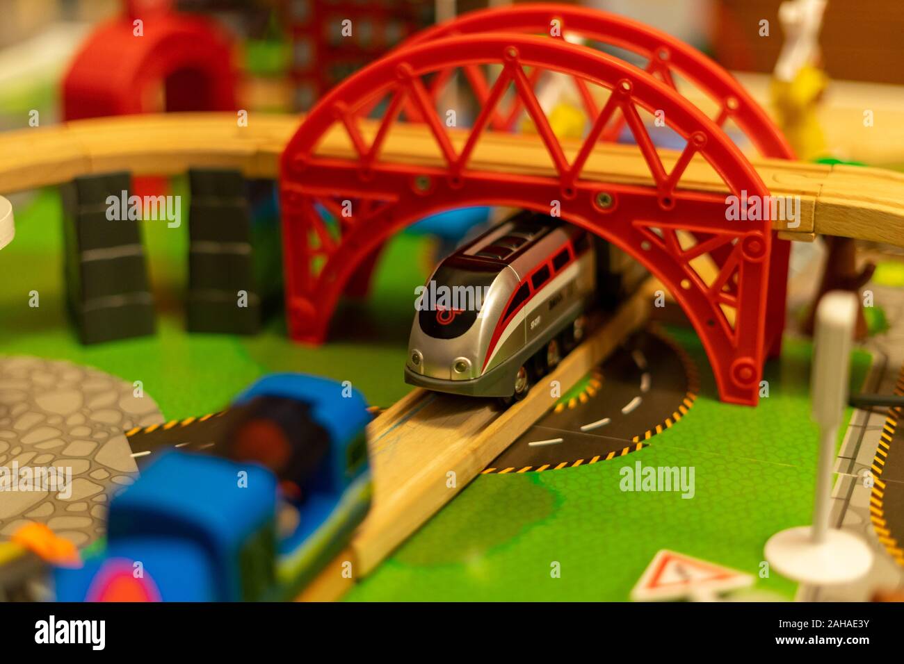 Una chiusura di un bambino del treno impostato su un treno in legno via Foto Stock