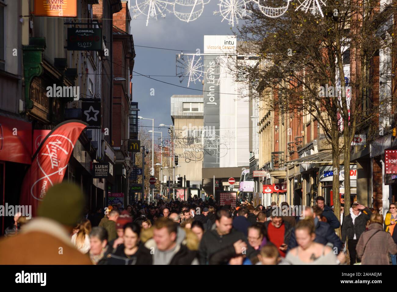 Christmas Shopper su Clumber Street nel centro citta' di Nottingham.UK. Foto Stock