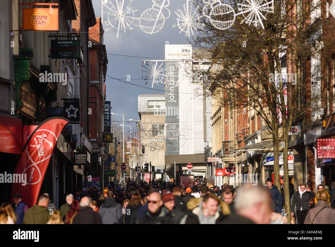 Christmas Shopper su Clumber Street nel centro citta' di Nottingham.UK. Foto Stock