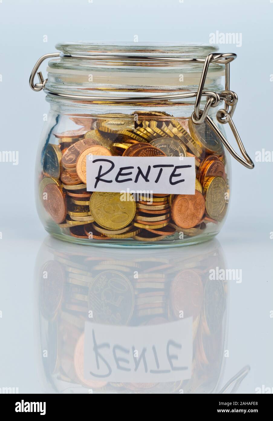 Ein Glas mit Münzen für die spätere previdenza im Alter. Aufbesserung der Rente Foto Stock