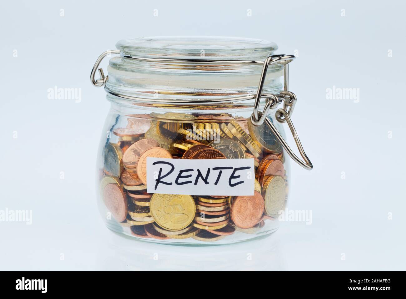 Ein Glas mit Münzen für die spätere previdenza im Alter. Aufbesserung der Rente Foto Stock