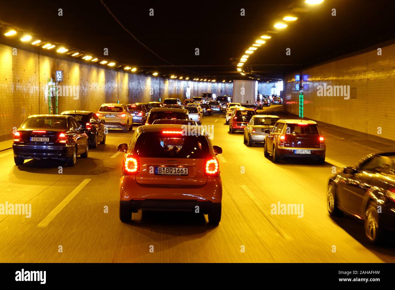 20.04.2018, Berlin, Berlin, Germania - automobili sono bloccati in un tunnel sulla A100. 00S180420D358CAROEX.JPG [modello di rilascio: NO, la proprietà di rilascio: NO (c) car Foto Stock