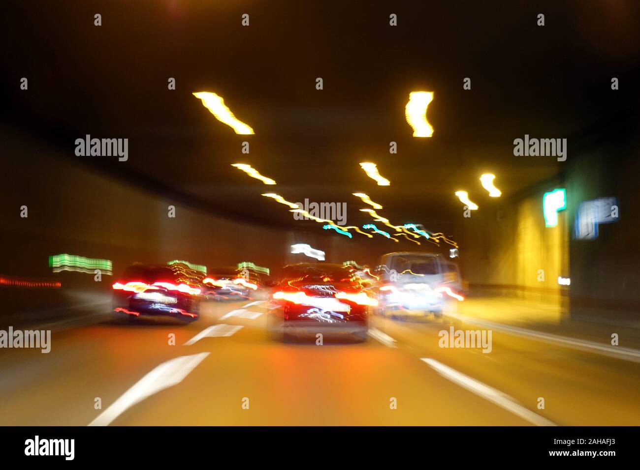 22.04.2018, Berlin, Berlin, Germania - vista offuscata in un tunnel durante il tragitto in autostrada. 00S180422D364CAROEX.JPG [modello di rilascio: NO, la proprietà release Foto Stock