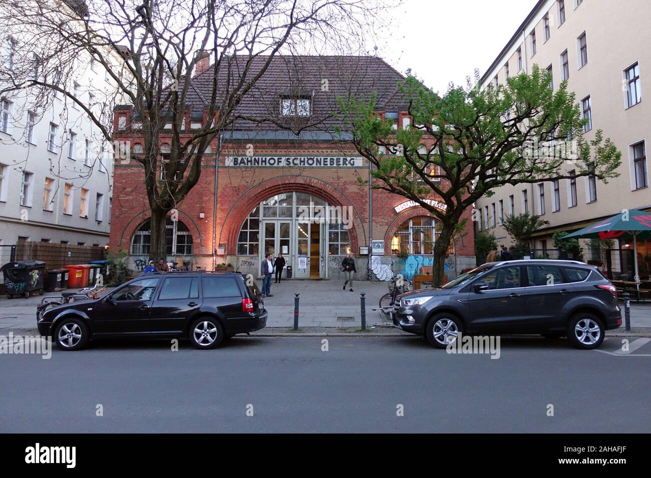 25.04.2018, Berlin, Berlin, Germania - edificio che ospita la Reception del Schoeneberg S-Bahn. 00S180425D366CAROEX.JPG [modello di rilascio: NO, proprietà RELEA Foto Stock