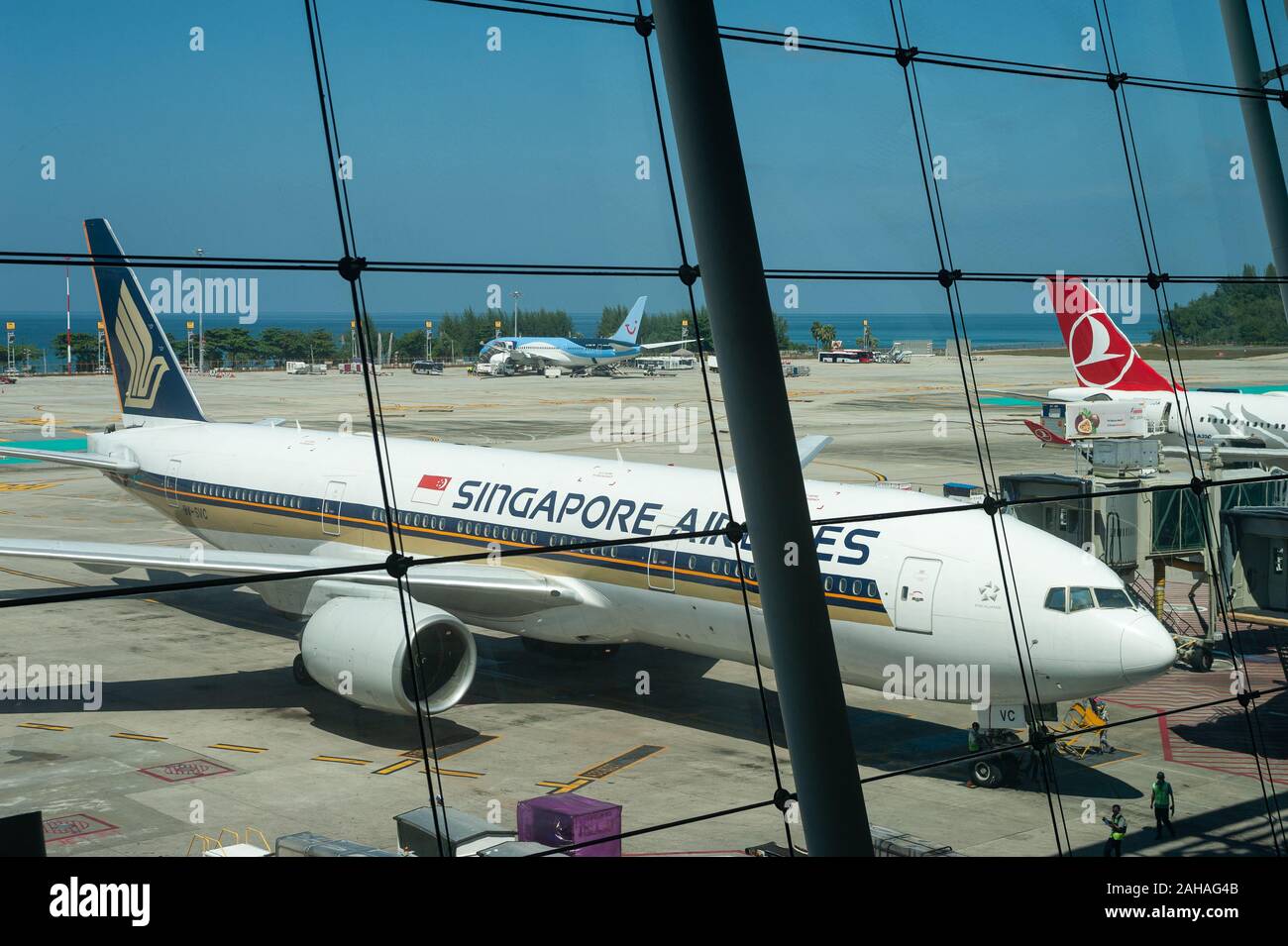 19.11.2019, Phuket, , della Thailandia - Singapore Airlines Boeing 777-200 ER aerei passeggeri all'Aeroporto Internazionale di Phuket. La compagnia aerea è un membro di Foto Stock