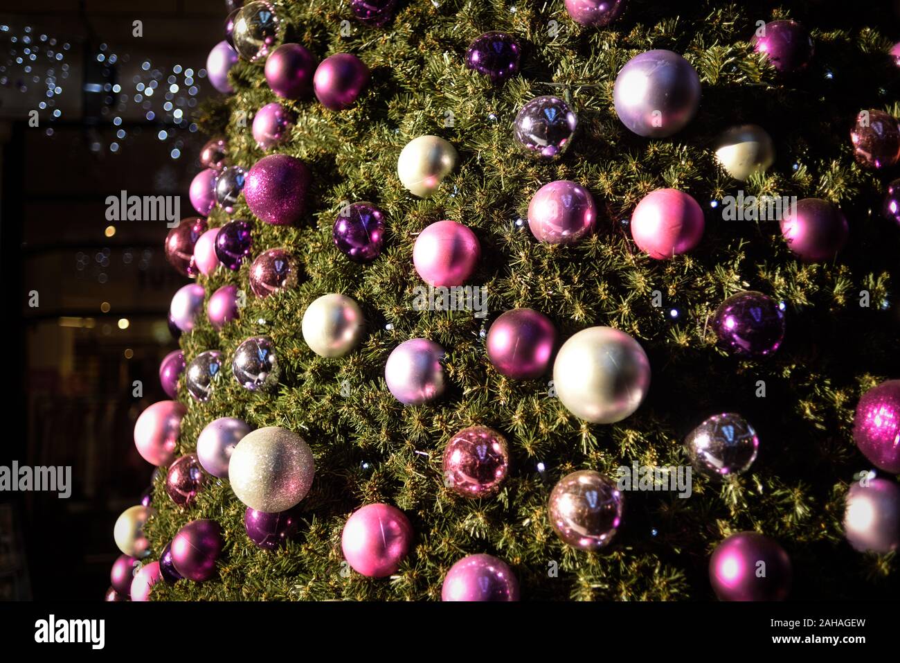 Albero di Natale colorate decorazioni Baubles al tempo di festa. Foto Stock