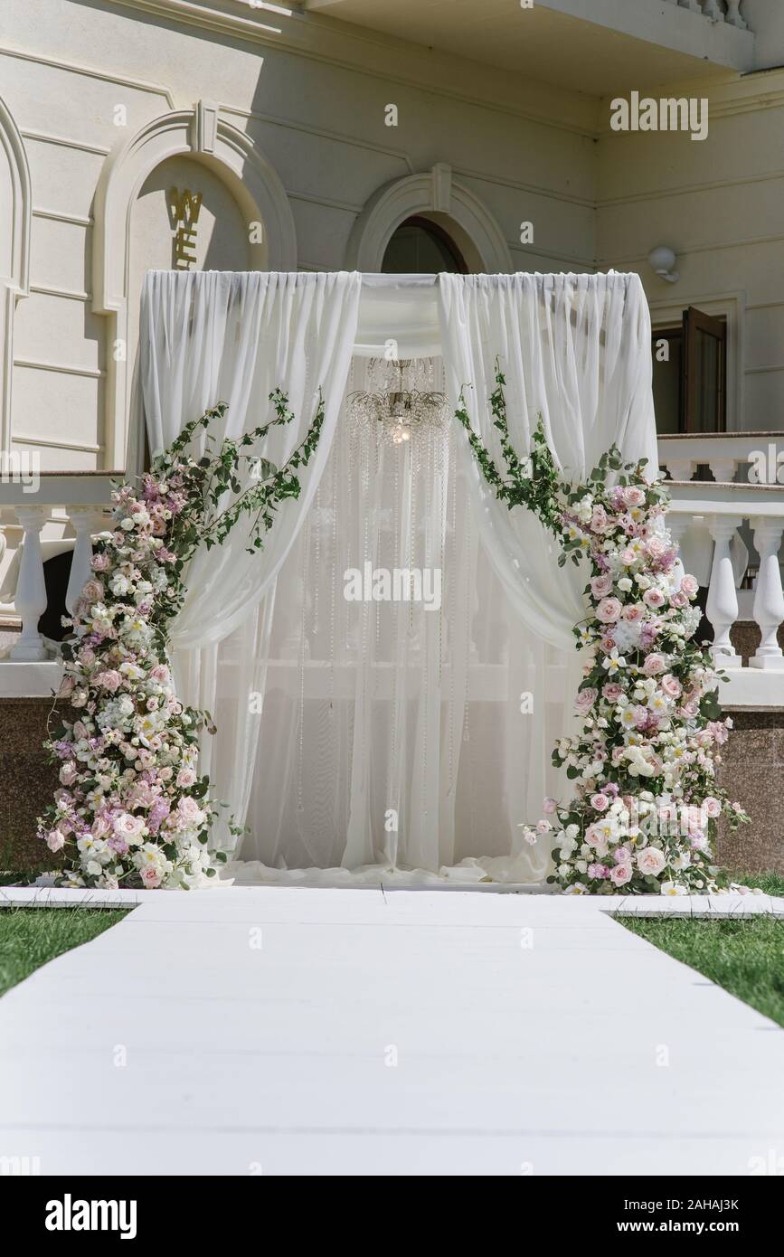 Arco nuziale romantico con fiori - Decorazioni per location ed eventi -  Ordina online Emirati Arabi Uniti - Il regalo perfetto® Dubai