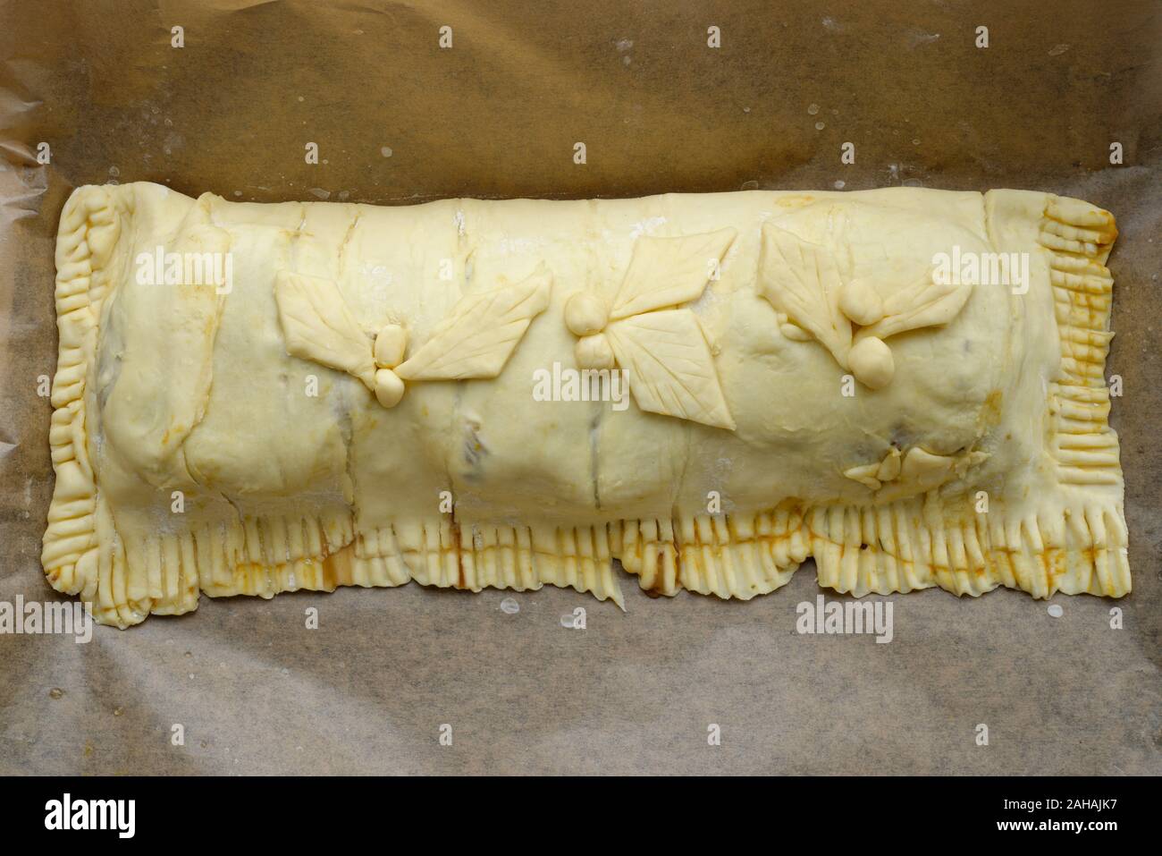 Un fungo pasta ripiena piatto preparato e decorate, pronto per il forno. Un pasto vegetariano. Un fungo di Wellington. Foto Stock