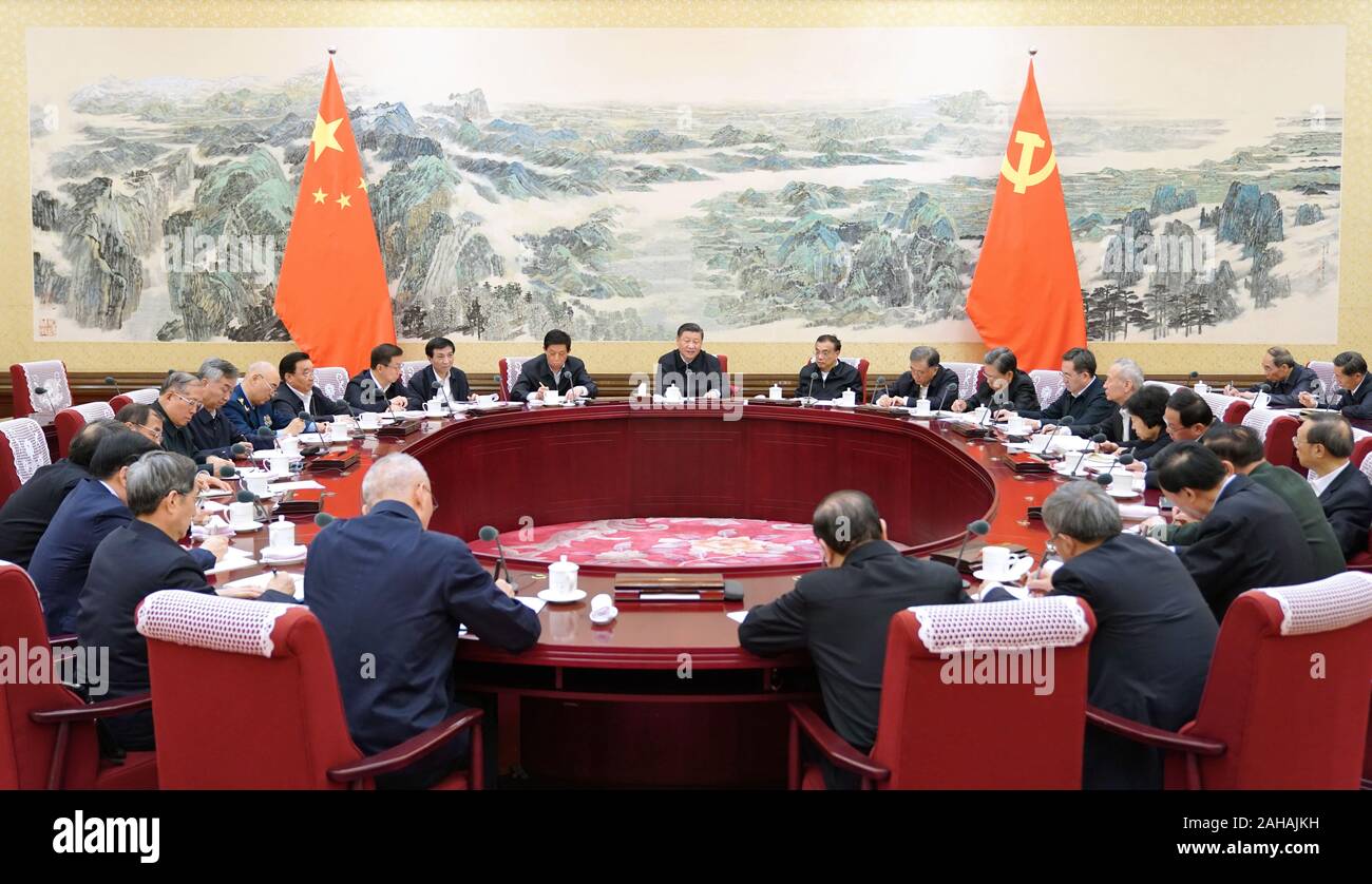 Pechino, Cina. 27 Dic, 2019. Xi Jinping, segretario generale del Partito Comunista della Cina (CPC) Comitato Centrale, presiede una riunione convocata dall'ufficio politico del partito comunista Comitato centrale e offre un discorso importante. La riunione themed 'Staying vero per la nostra fondazione missione' è stato tenuto dal giovedì al venerdì. Credito: Li Xueren/Xinhua/Alamy Live News Foto Stock