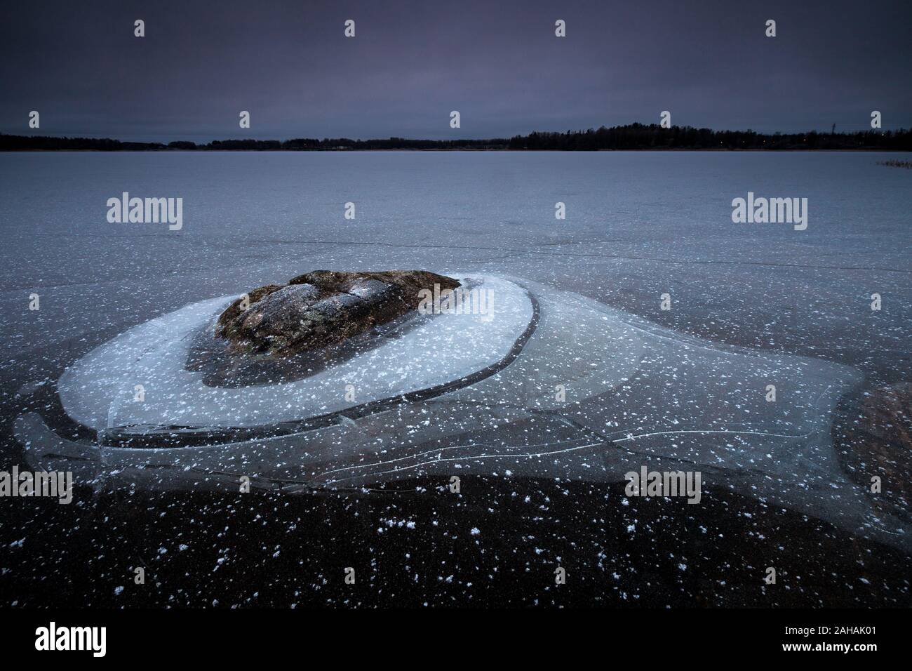 Sera d'inverno sul lago Vansjø in Østfold, Norvegia. Vansjø è una parte dell'acqua sistema chiamato Morsavassdraget. Foto Stock