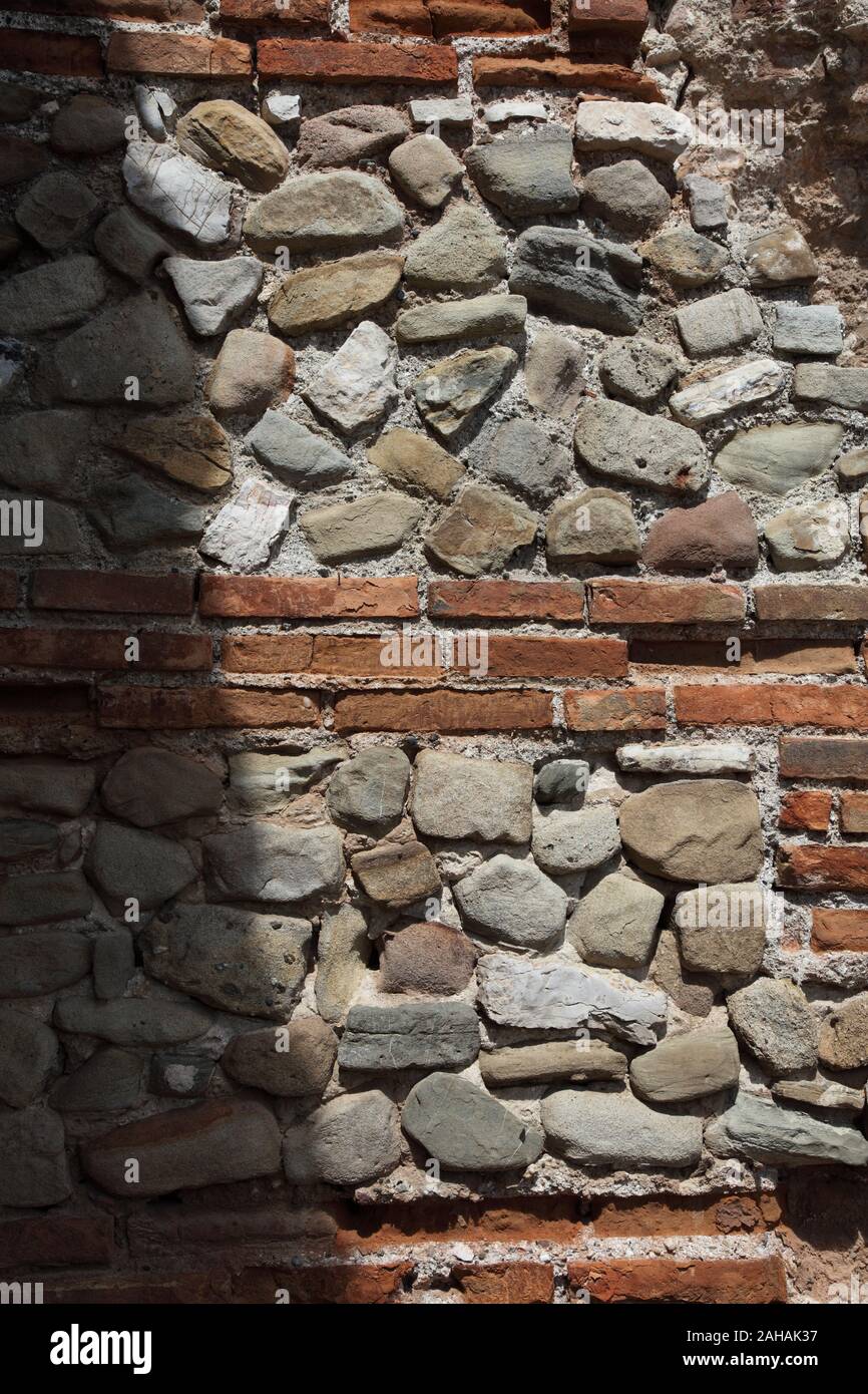 Righe alternate di mattoni e malta di pietra e nelle pareti dell'Anfiteatro Romano costruito in 6th.secolo D.C. in Durresi, Albania. Foto Stock