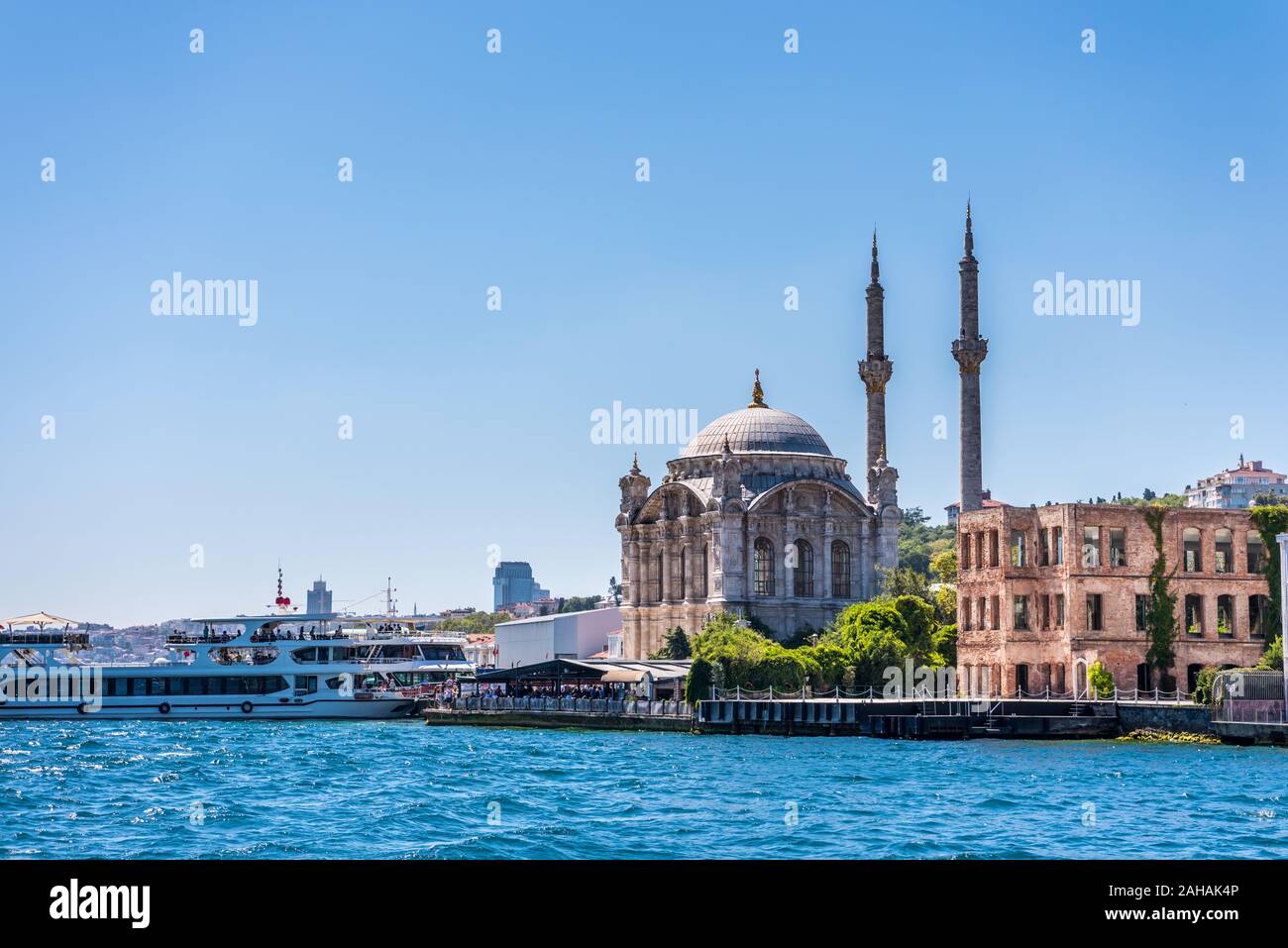 La Moschea Ortakoy (turco: Ortaköy Camii), o Grand Imperial Moschea del Sultano Abdulmecid in Besiktas, Istanbul, Turchia, una delle più popolari località Foto Stock