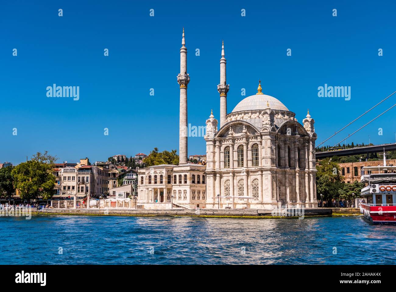 La Moschea Ortakoy (turco: Ortaköy Camii), o Grand Imperial Moschea del Sultano Abdulmecid in Besiktas, Istanbul, Turchia, una delle più popolari località Foto Stock