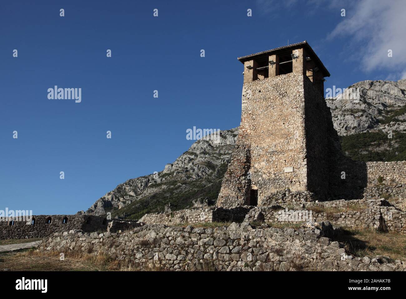 La torre, originariamente un belvedere e post di segnalazione all'interno delle mura del castello di Kruja in Kruja, Albania, utilizzato da Skanderberg durante il suo regno. Foto Stock