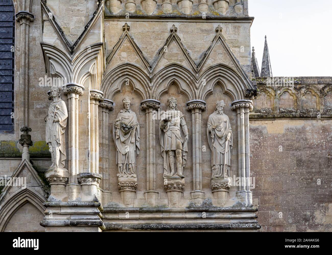 Statue in pietra di St Alban, St Alphege, St Edmund martire & San Tommaso di Canterbury sull'esterno fronte ovest della cattedrale di Salisbury, Wiltshire, Regno Unito Foto Stock