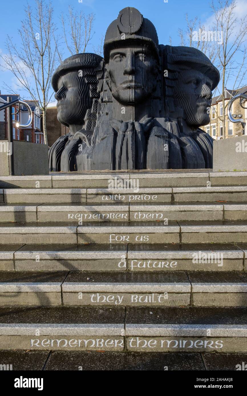 Memoriale di minatori del carbone in Piazza Hanbury, Bargoed, Rhymney Valley, Galles del Sud Foto Stock