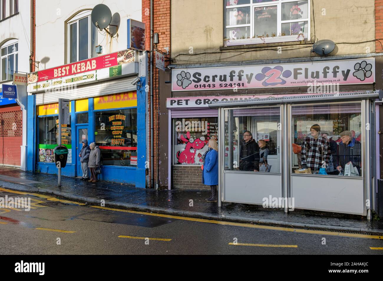 Kebab Shop e toelettatura pet parlatorio Hanbury Square, Bargoed, Galles del Sud Foto Stock