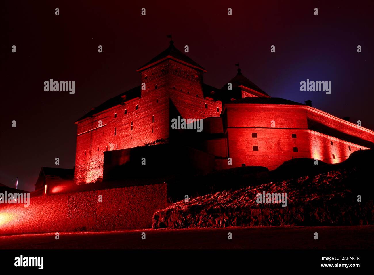 Il medievale castello di Häme in rosso brillante e fulmini artistica Foto Stock