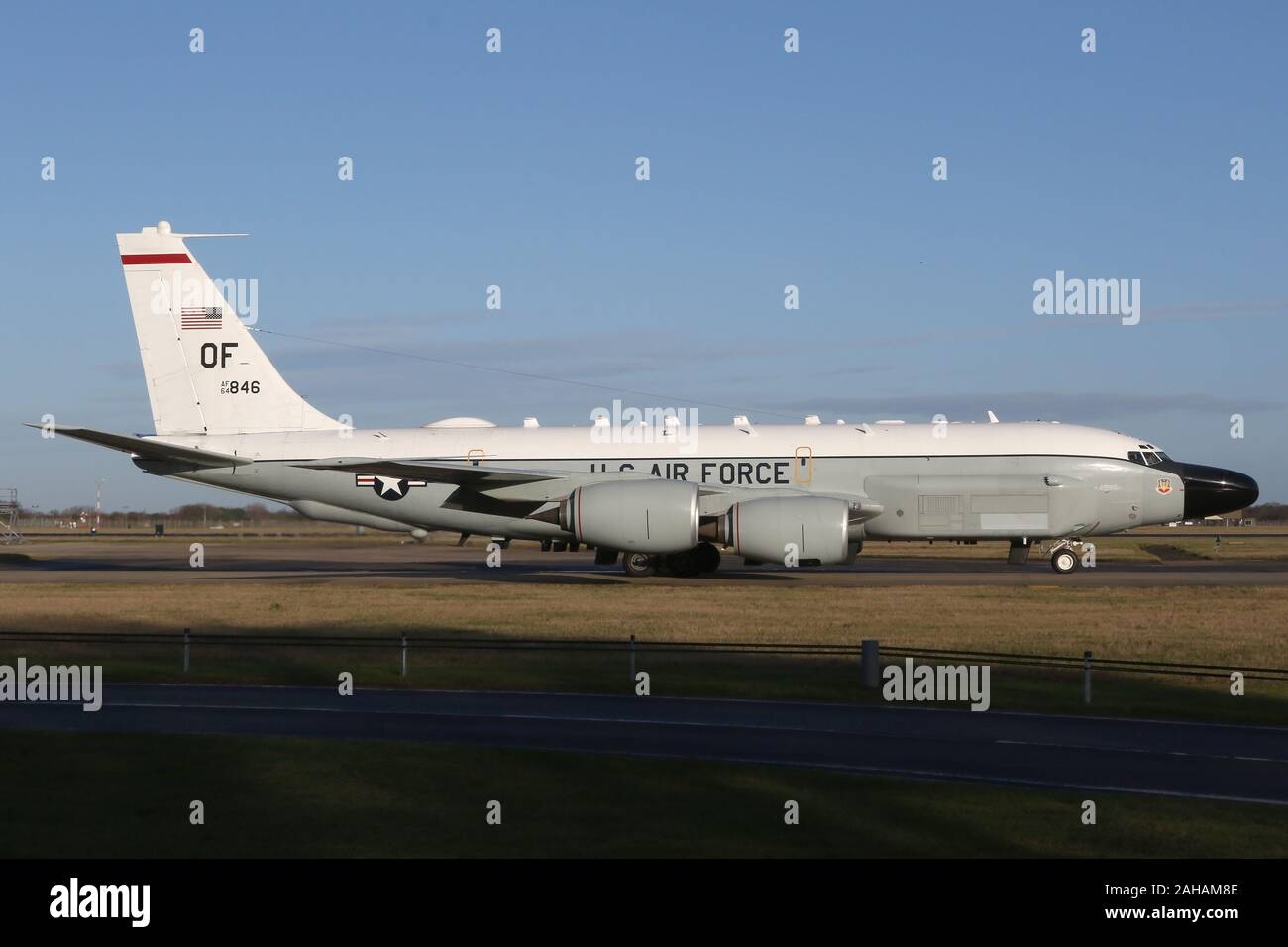 Il USAF Boeing RC-135V Rivetto Comune di rullaggio per la partenza a RAF Mildenhall nel primo mattino di sole. Foto Stock