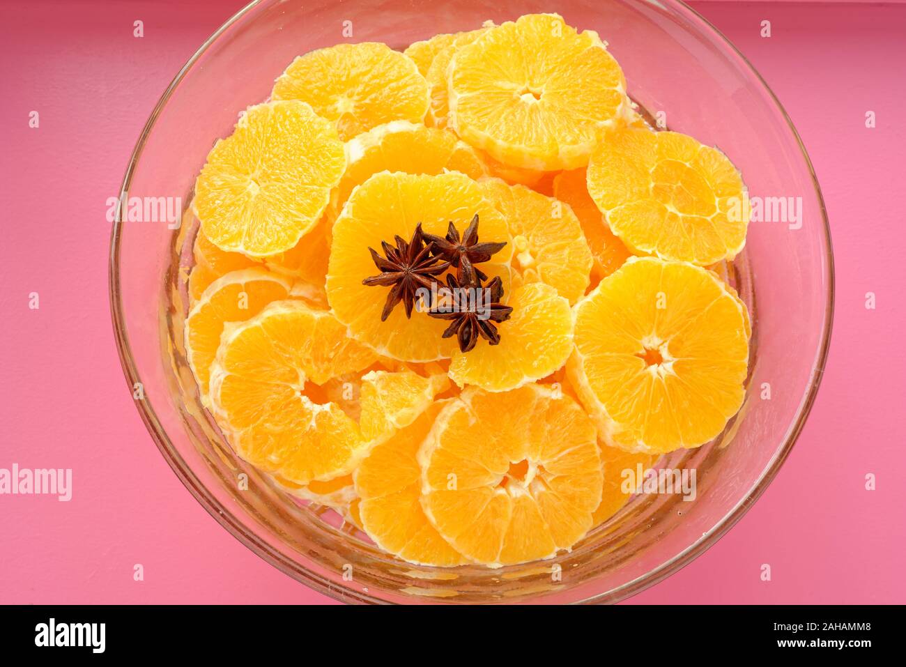 Fette di arance conun caramello salsa succo e guarnita con anice stellato. Foto Stock