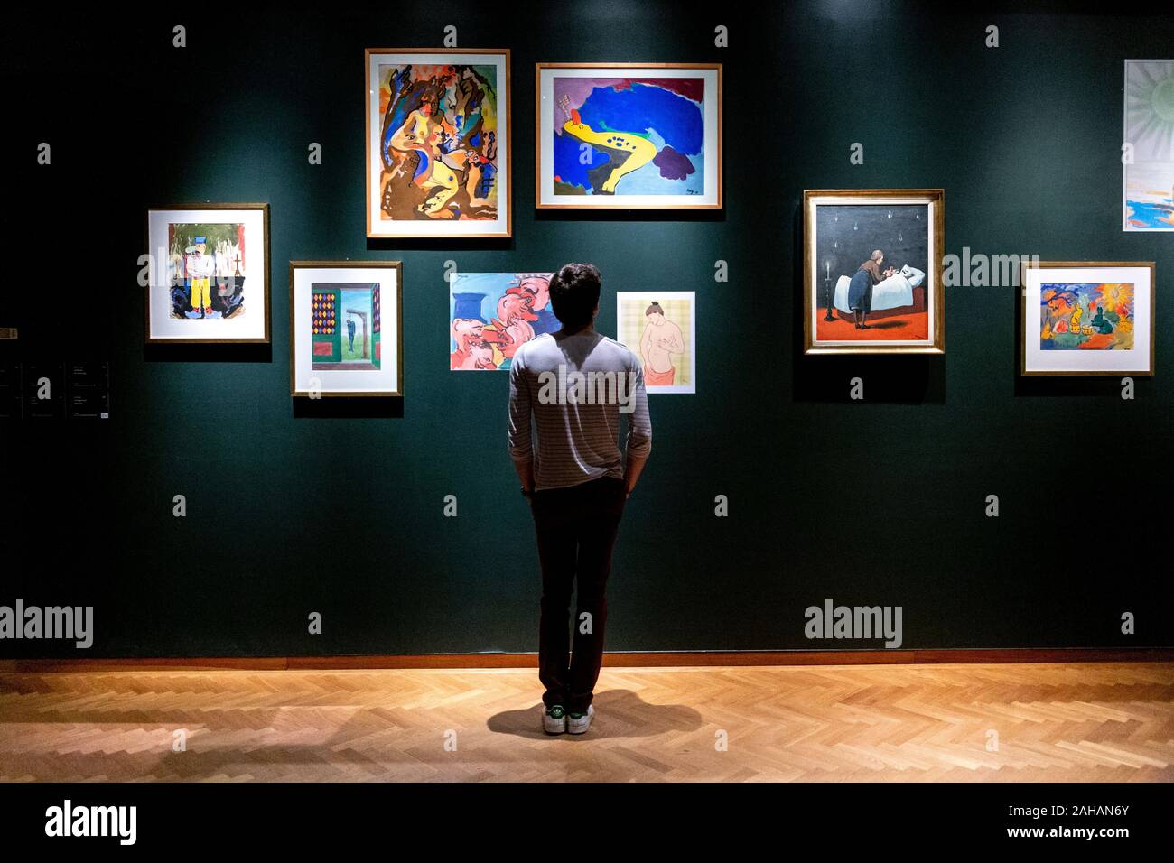 Uomo che guarda l'arte al Museo Magritte di Bruxelles, in Belgio Foto Stock
