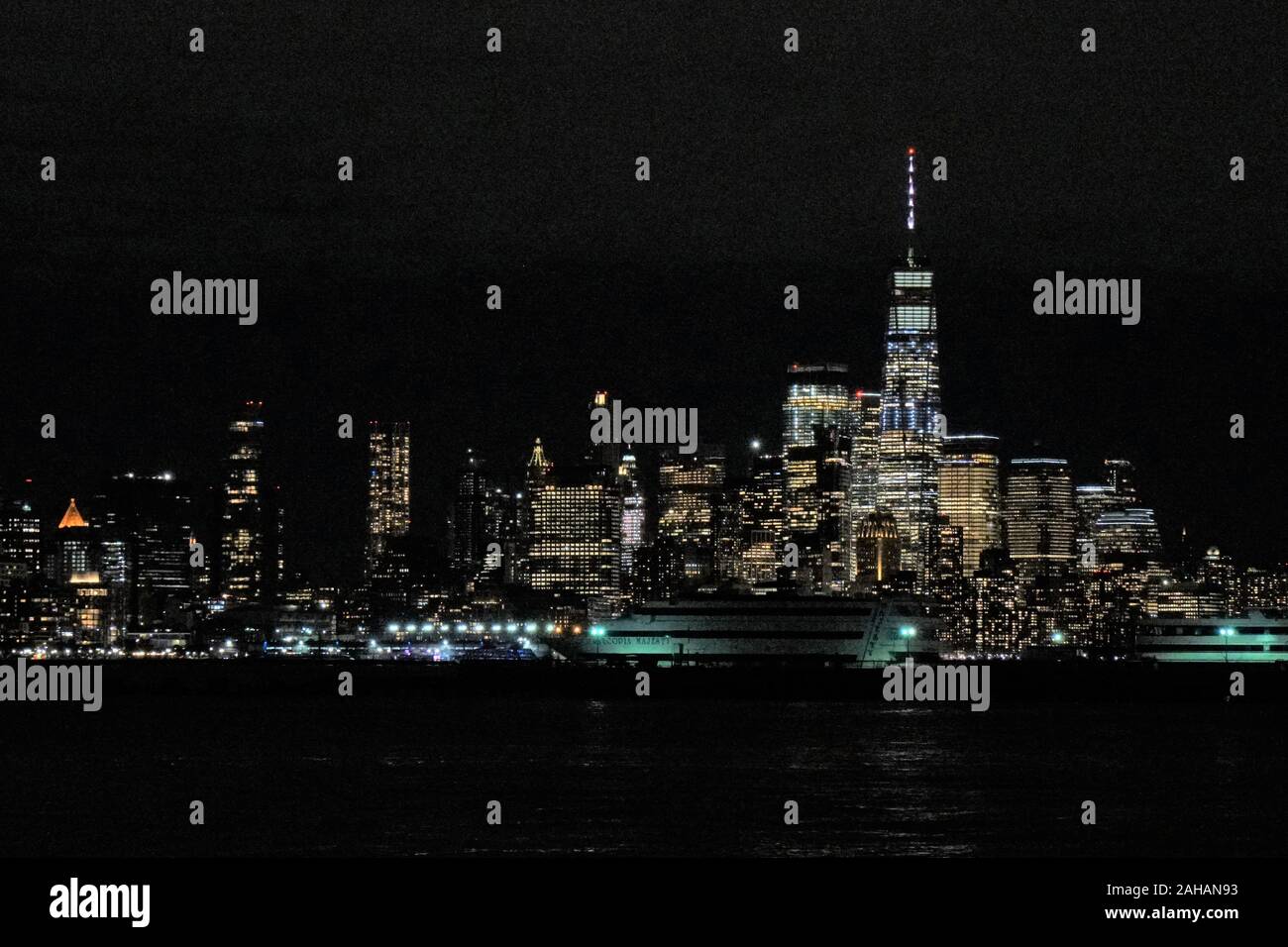 New York skyline della città di notte dal fiume Hudson prese Novembre 2019 Foto Stock