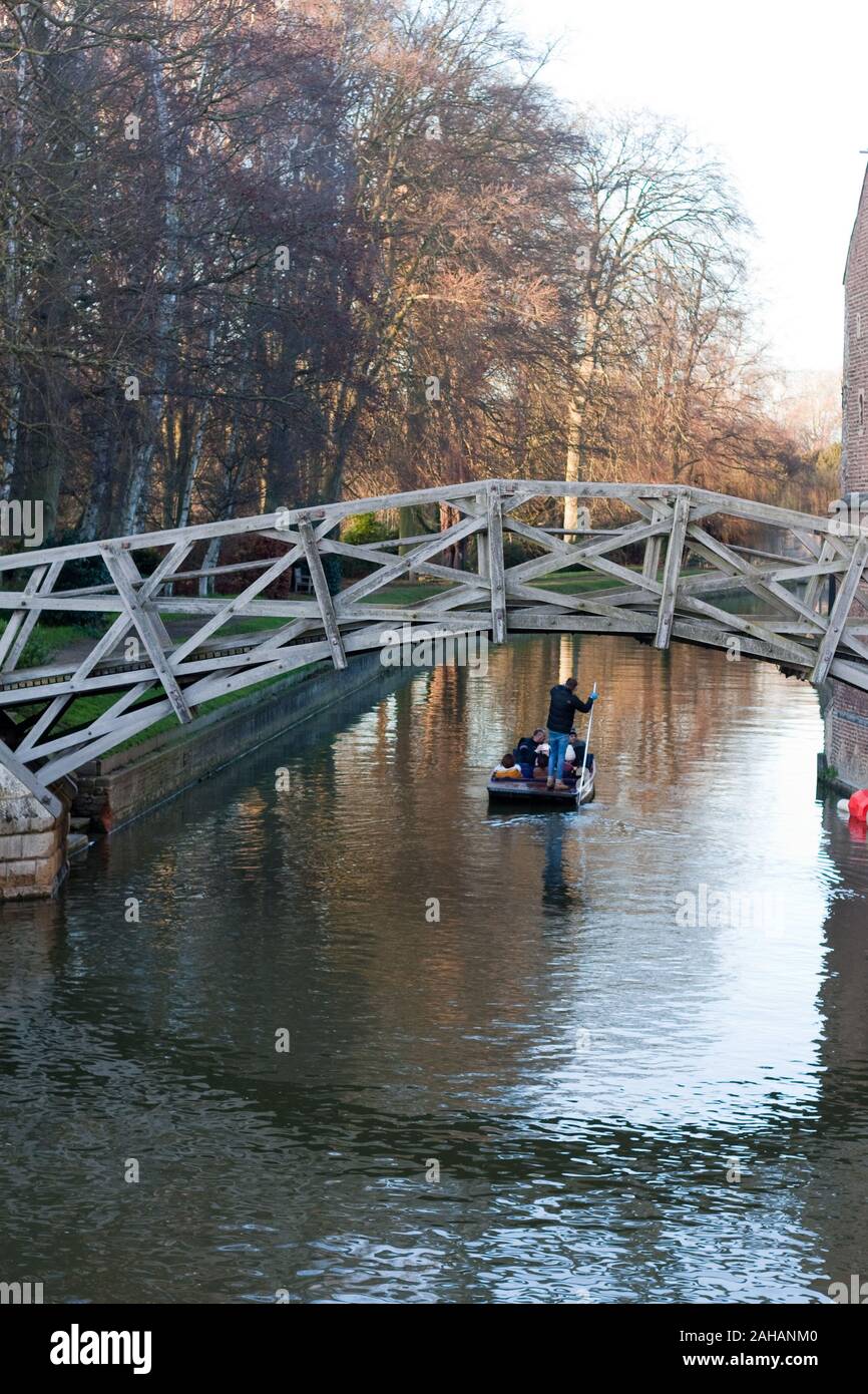 Punting sul fiume Cam in Cambridge vicino al Ponte di matematica Foto Stock