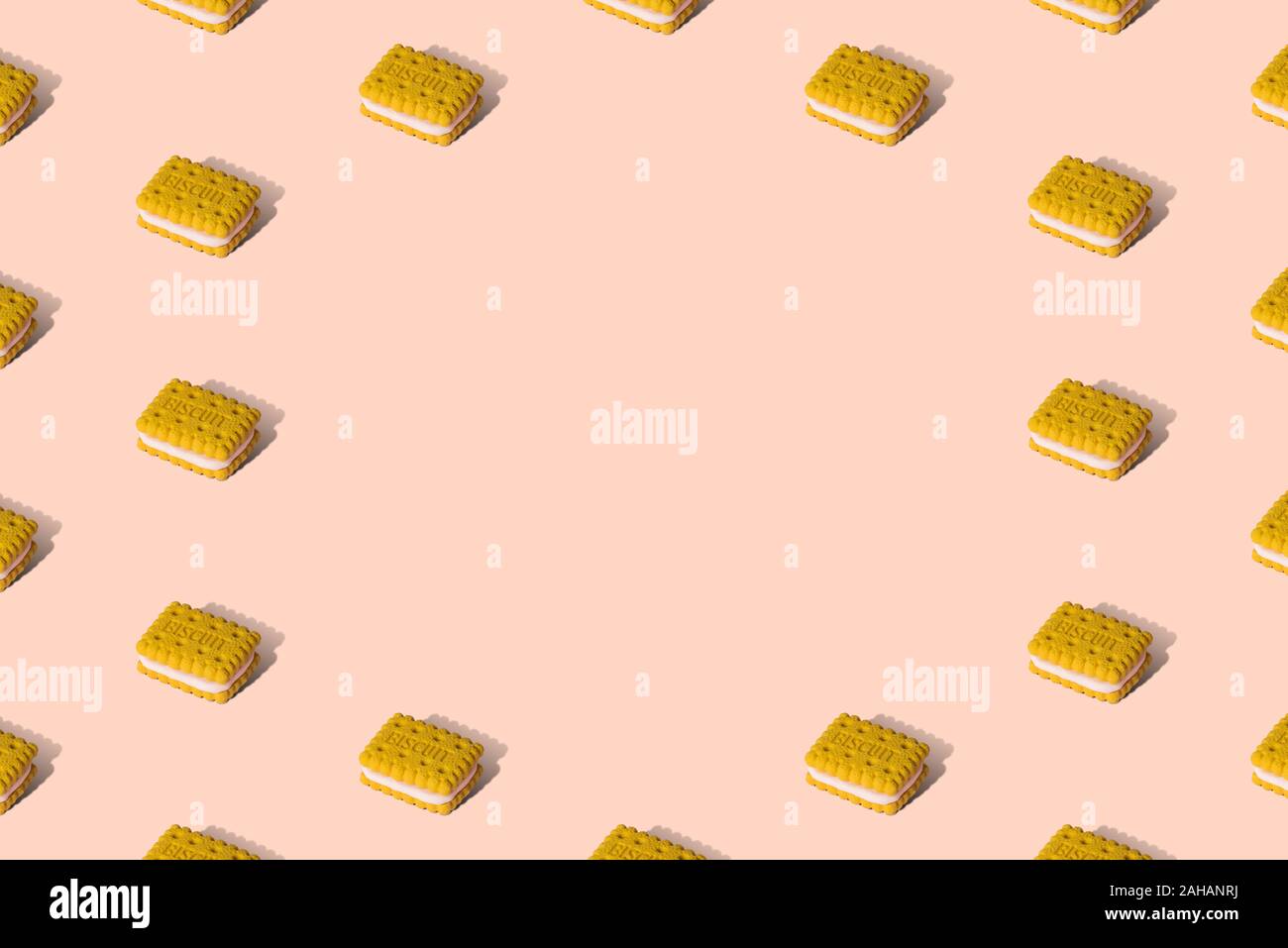 Arte creativa composizione fatta di biscotti su sfondo pastello minimo cibi dolci e snack creativi concetto. Spazio per la copia. Foto Stock