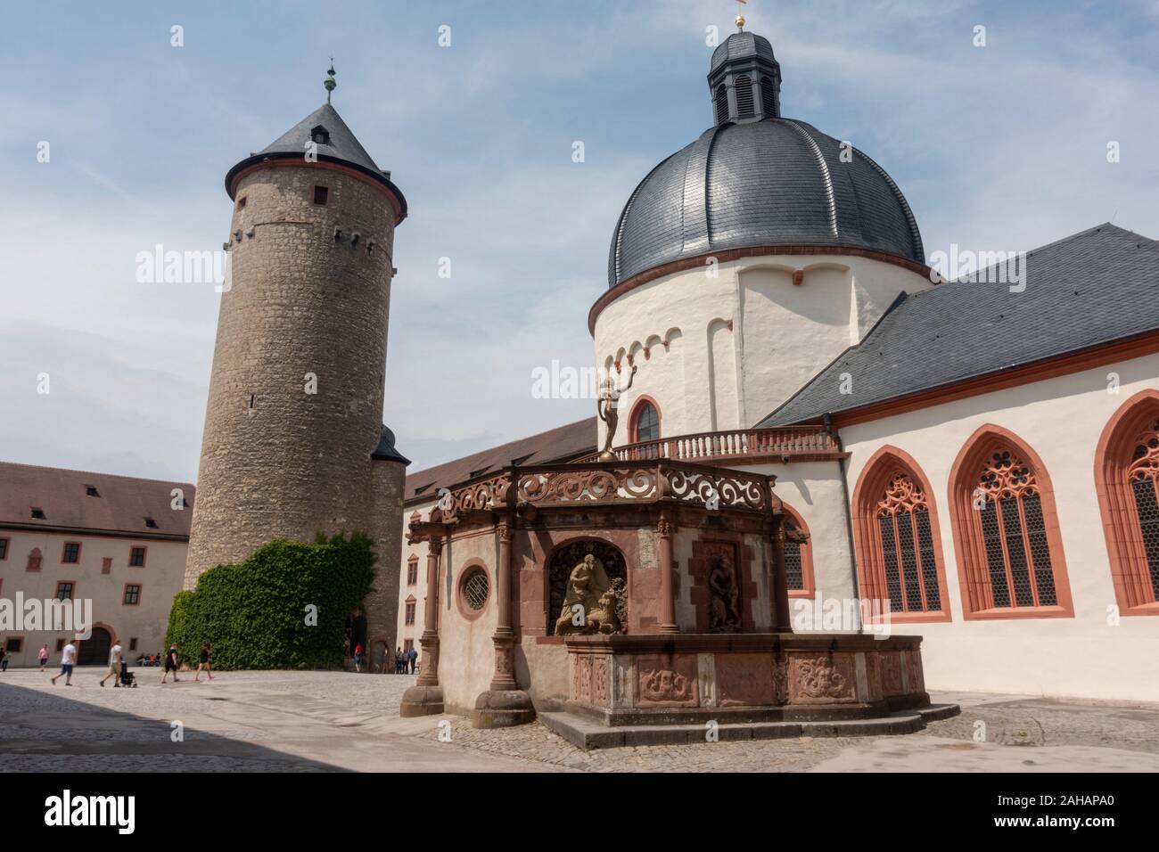 Burgfried (Keep), Marienkirche (Chiesa Di Santa Maria) E Well Tempel (Tempio Del Pozzo), Corte Interna, Fortezza Marienberg A Wurzburg, Baviera, Germania. Foto Stock