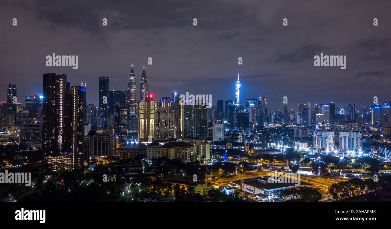 Kuala Lumpur skyline notturno prima del sorgere del sole Foto Stock