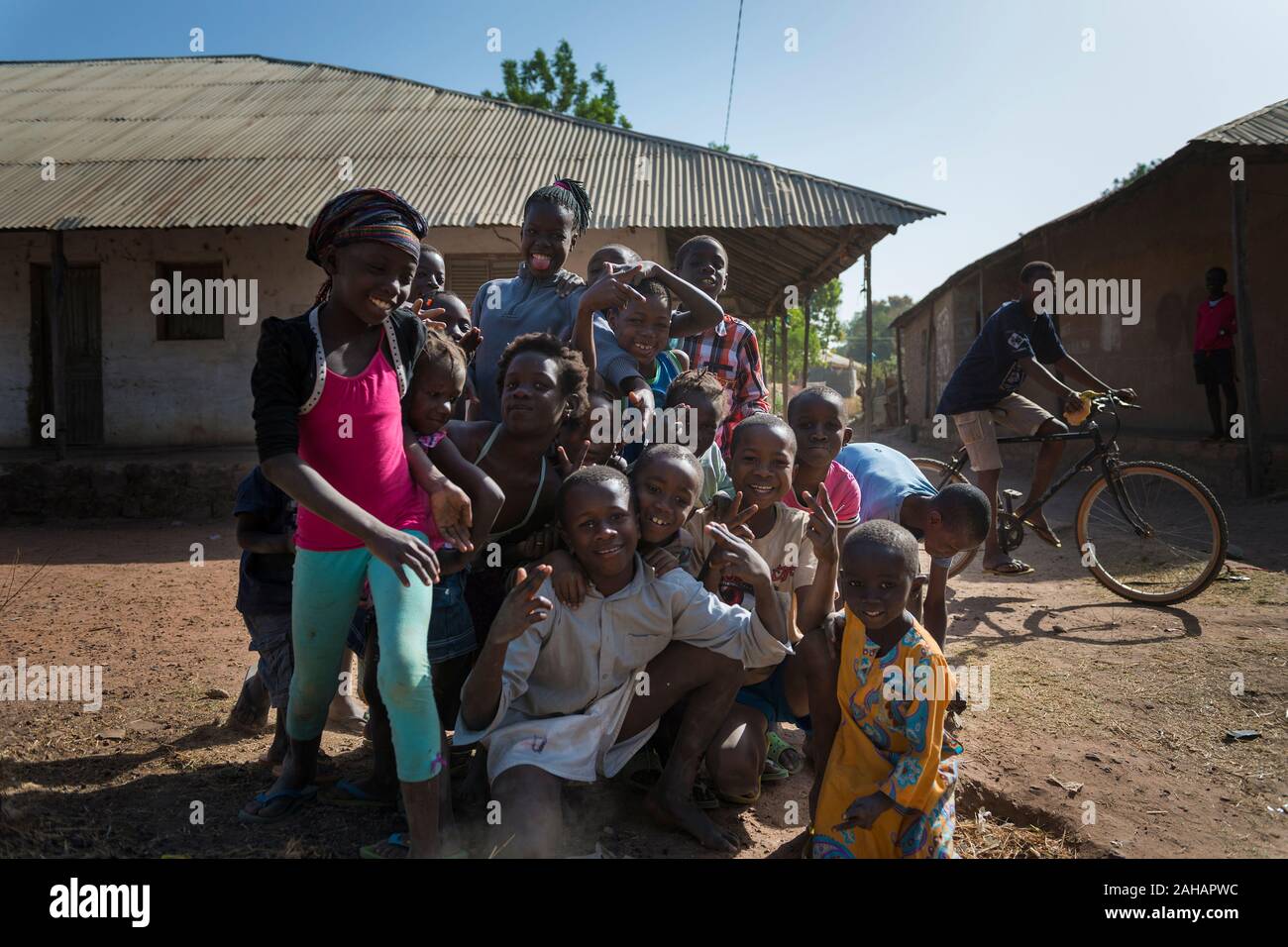 Gabu, Repubblica di Guinea Bissau - 11 Febbraio 2018: gruppo di bambini in una delle baraccopoli nella periferia della città di Gabu, in Guinea Bissau, in Africa occidentale. Foto Stock