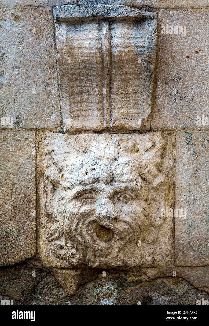 Winking faccia, dettaglio della fontana medievale. Sulmona Foto Stock