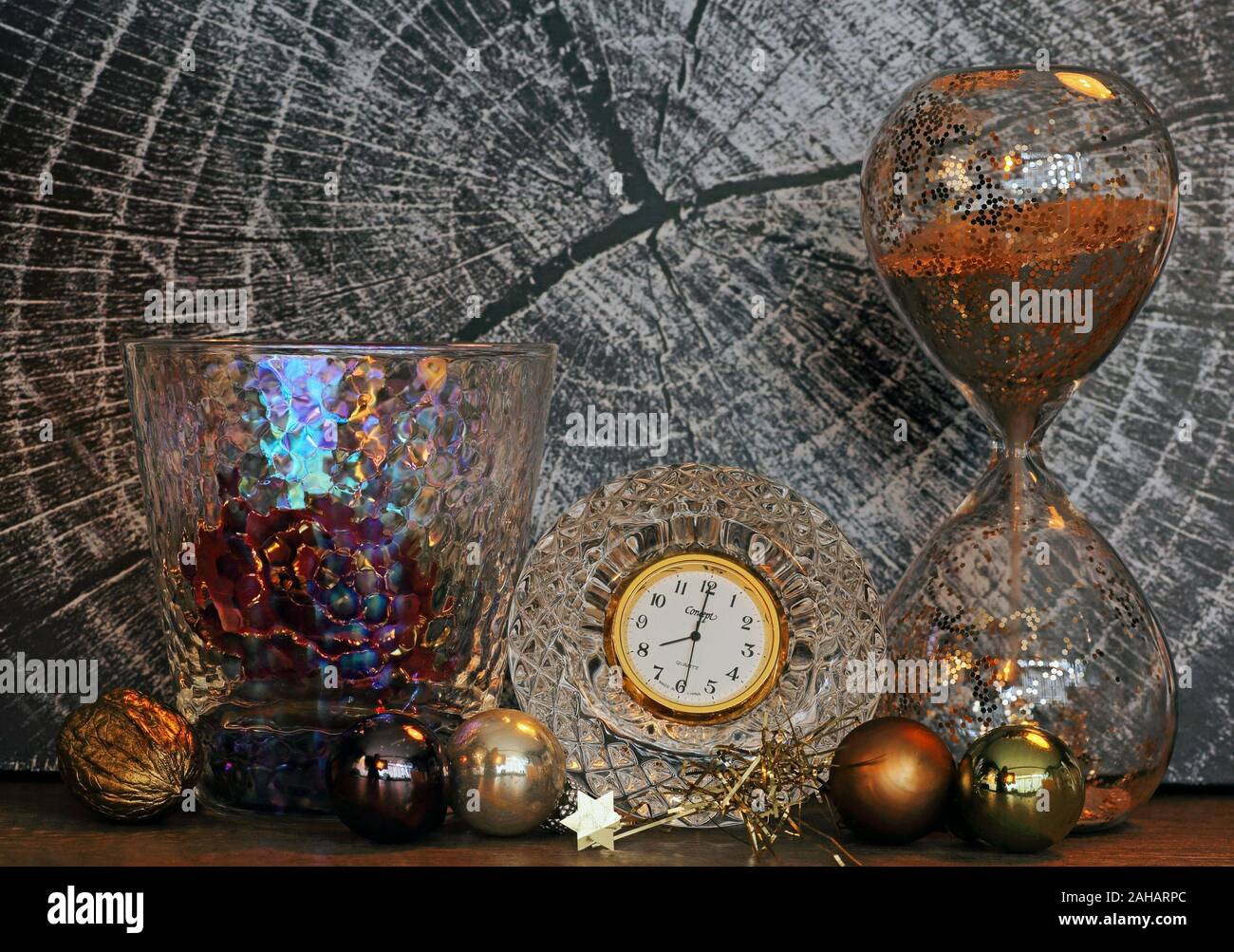 Il tempo di Natale con orologio di cristallo e decorazioni VII Foto Stock