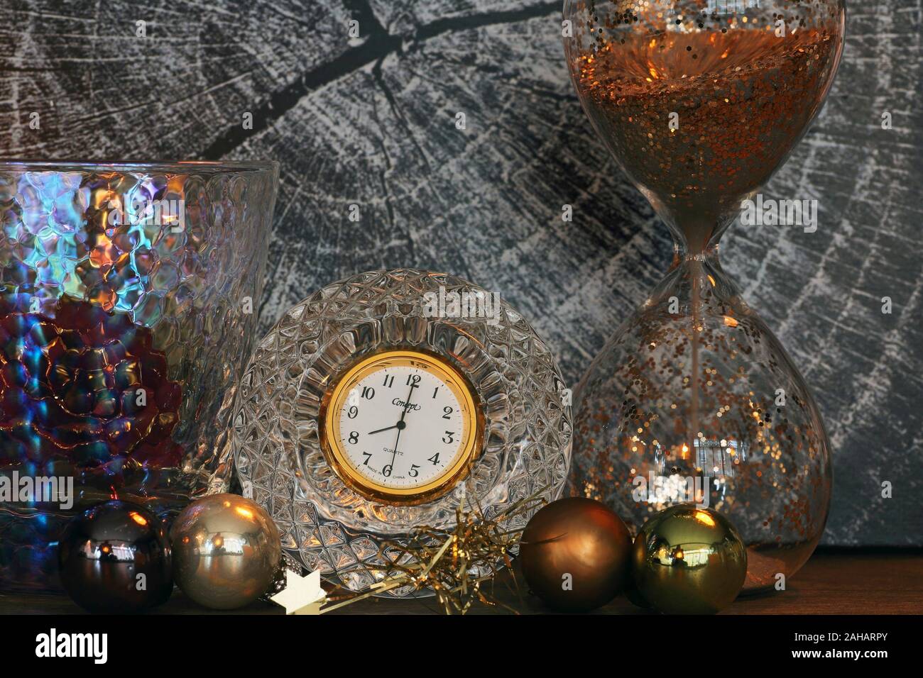 Il tempo di Natale con orologio di cristallo e decorazioni VI Foto Stock