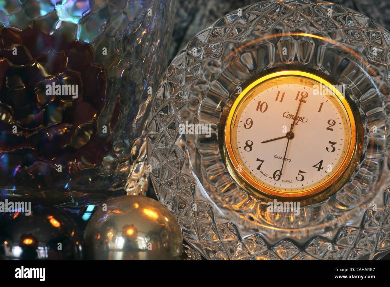 Il tempo di Natale con orologio di cristallo e decorazioni ho Foto Stock