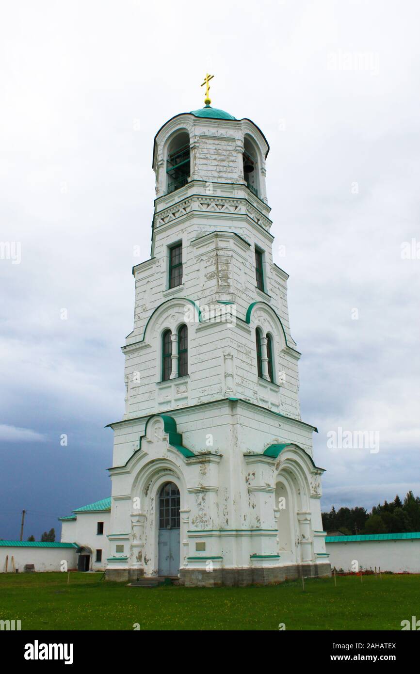 Torre campanaria maschile di Santa Trinità Alexander Svirsky l'uomo di monastero, regione di Leningrado, Russia. Foto Stock
