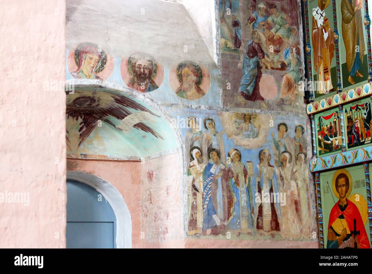 Regione di Leningrado, Russia, Agosto 16, 2012: Alexander Svirsky maschio di Santa Trinità Monaster frammento di affreschi della Trinità Foto Stock