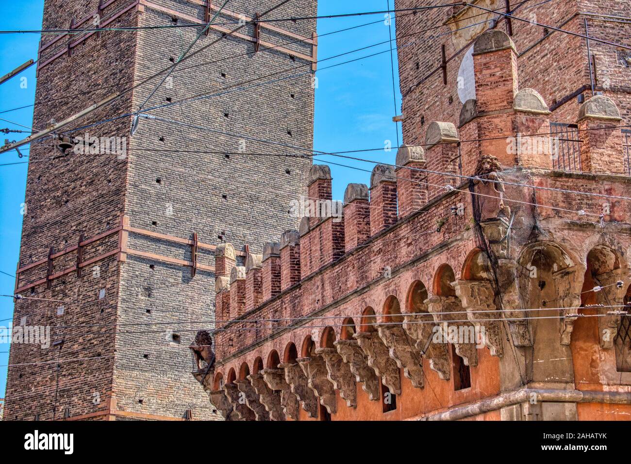 Dettaglio delle famose due torri medievali di Bologna in Italia, Asinelli e Garisenda Foto Stock