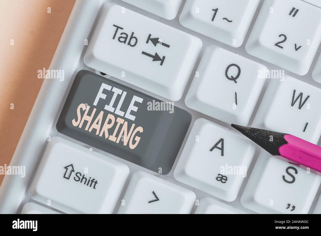 Conceptual la scrittura a mano che mostra la condivisione di file. Concetto significato trasmettere file da un computer a un altro su una rete White tastiera PC con nota p Foto Stock