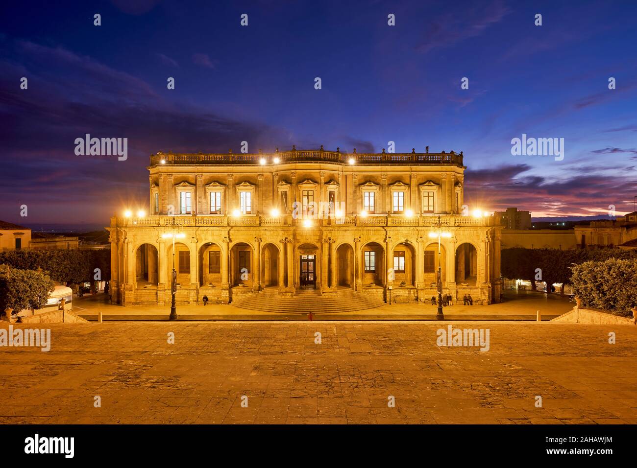 Palazzo Ducezio Noto Sicilia Italia. (Palazzo Ducezio). La sala degli  specchi (Sala degli Specchi hall Foto stock - Alamy