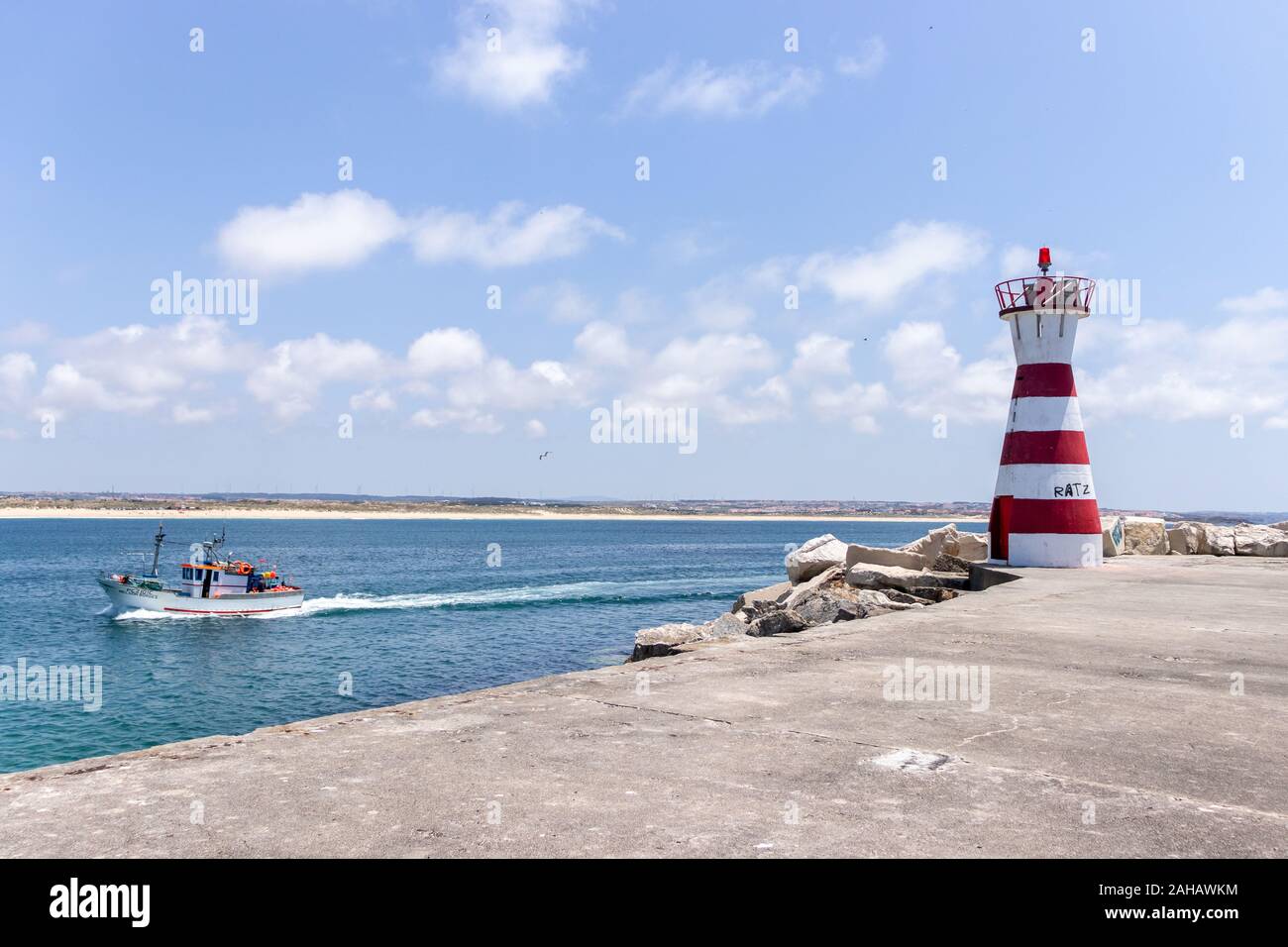 Faro bianco rosso sulla riva del Peniche Portogallo Foto Stock