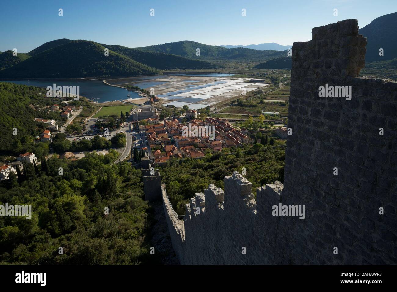 Vista di Mali Ston, Croazia, dai vecchi muri di pietra Foto Stock