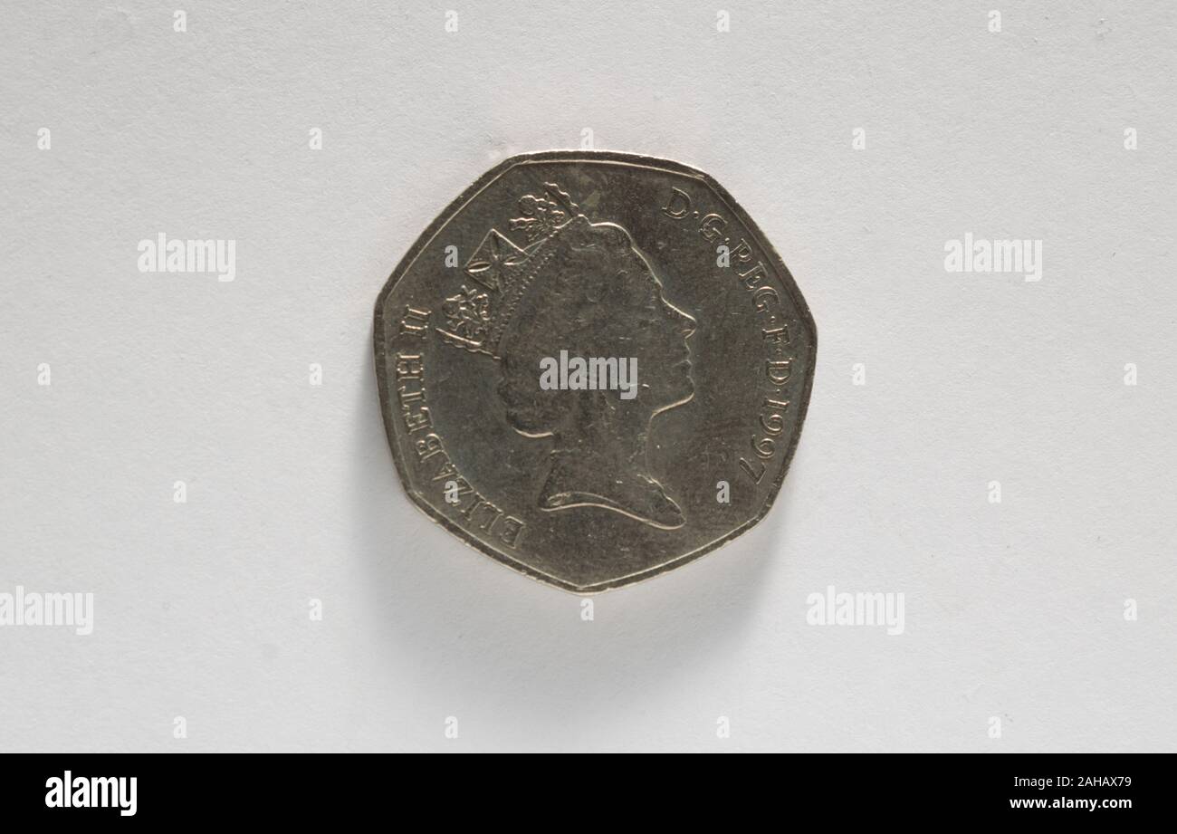 Close up di un british 50p coin isolato su bianco. Foto Stock