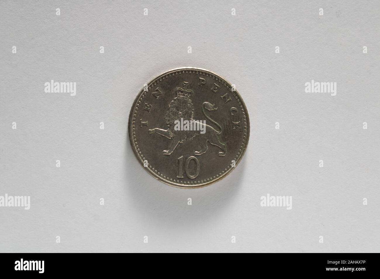 Valuta britannica. Dieci 10 10p Pence coin dotato di una corona di Lion. Isolato su uno sfondo bianco. Il denaro. Foto Stock