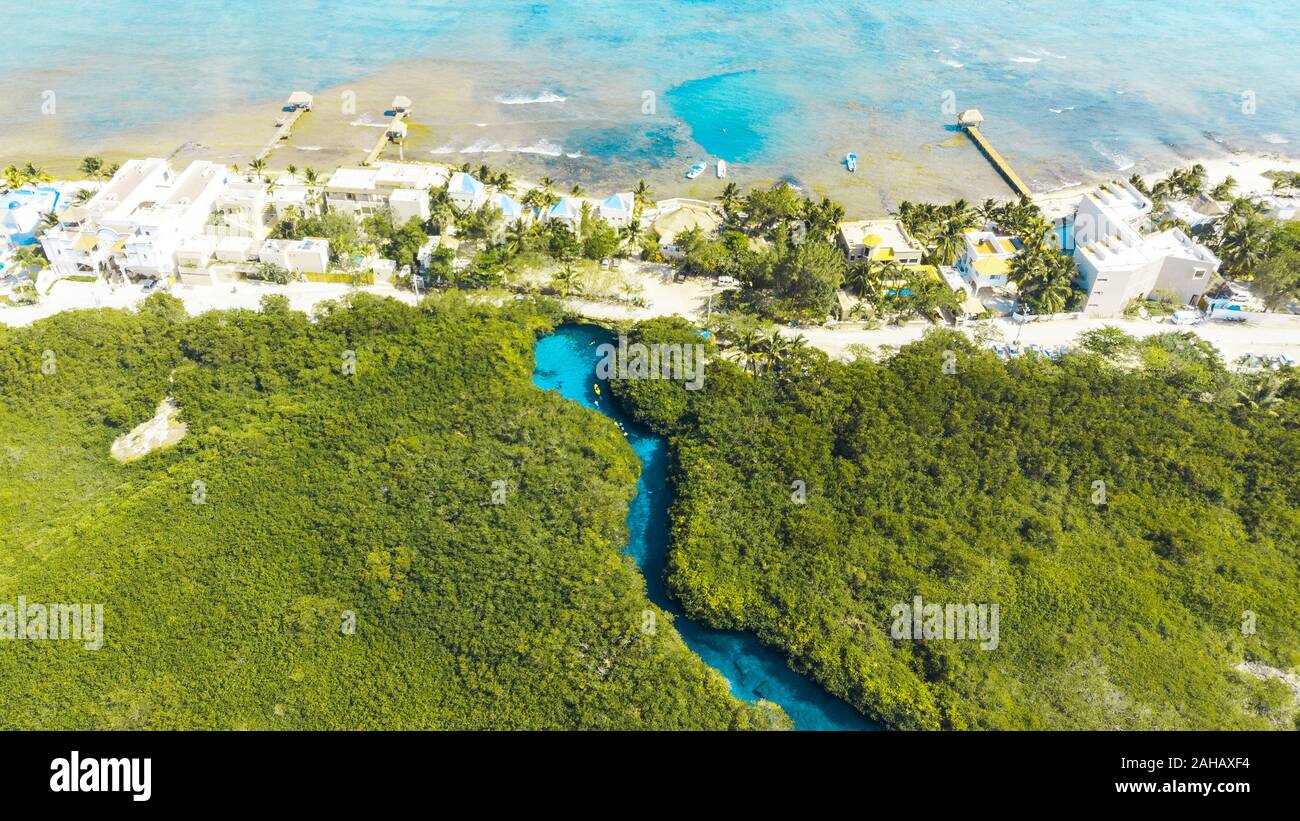 Ocean incontra acqua salata. Veduta aerea della casa Cenote in Tulum, Quintana Roo, Messico Foto Stock