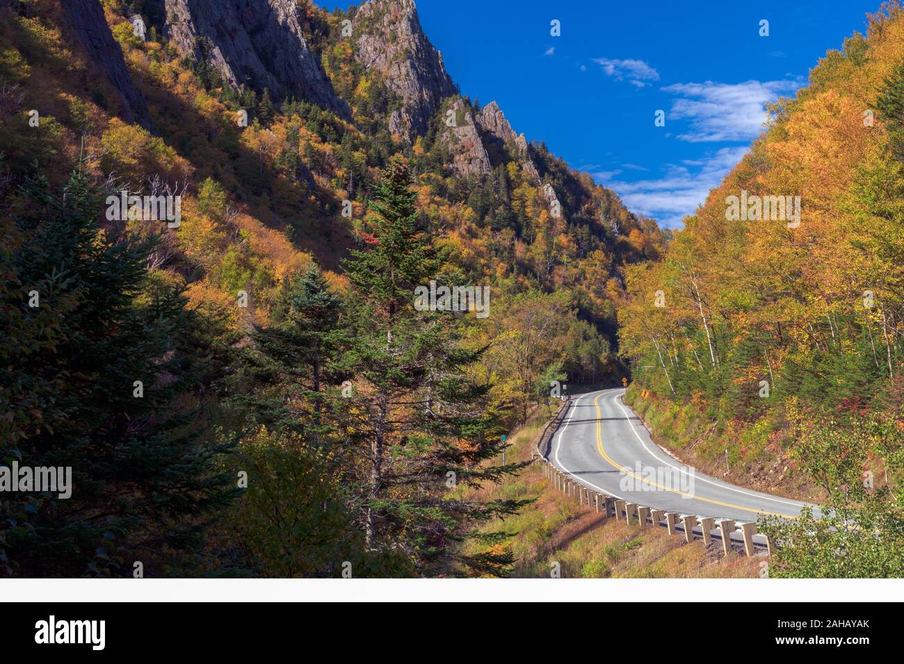 Una strada si snoda attraverso la tacca Dixville mountain pass in New Hampshire. Foto Stock
