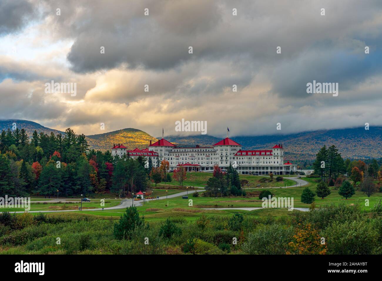 Una pausa tra le nuvole golden permette alla luce del sole per illuminare il mountside dietro l'iconica Mount Washington Hotel. Foto Stock